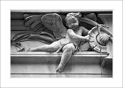 Cherub Sitting (Glossy White) 